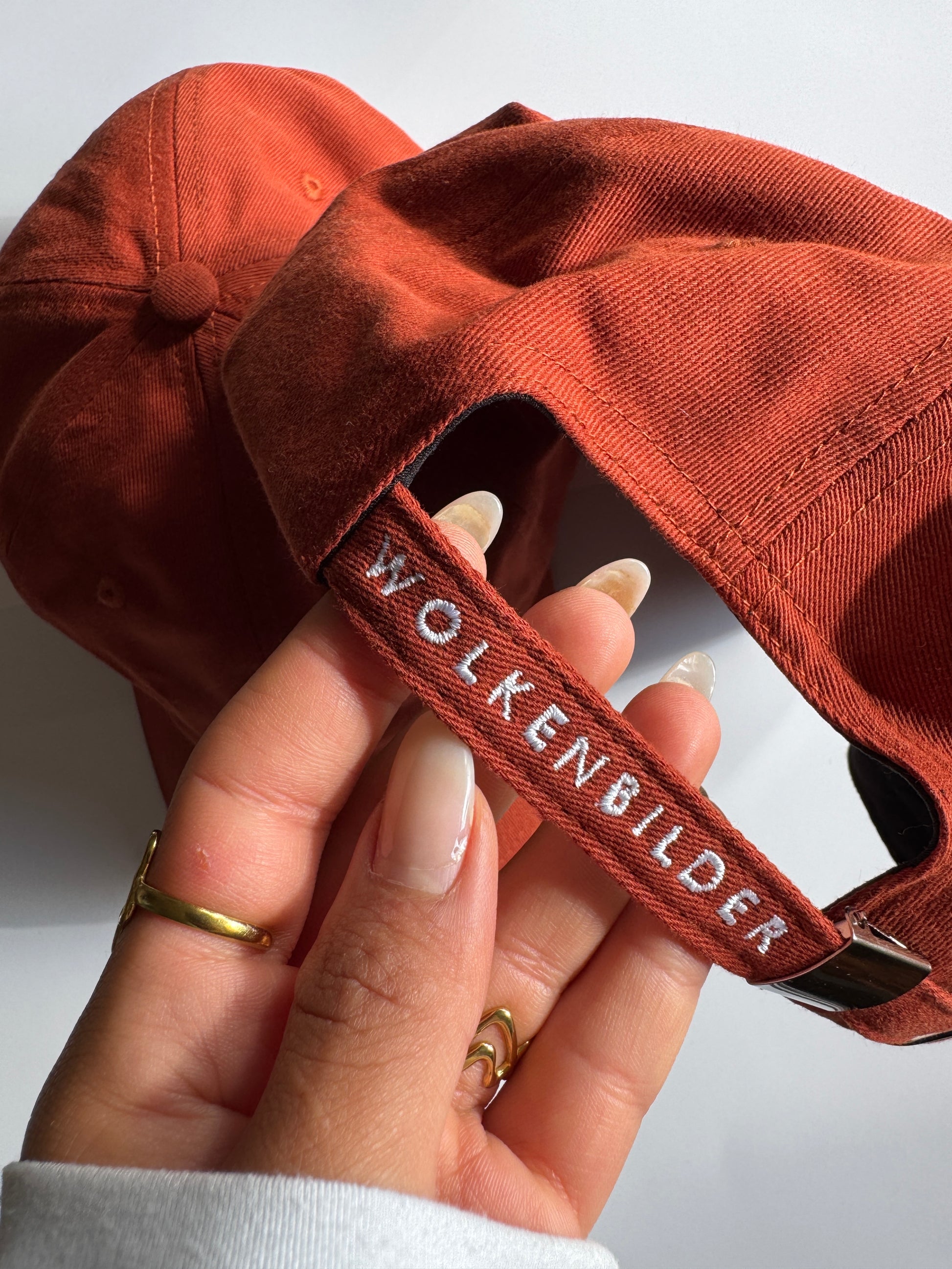 Cap "cheers" red