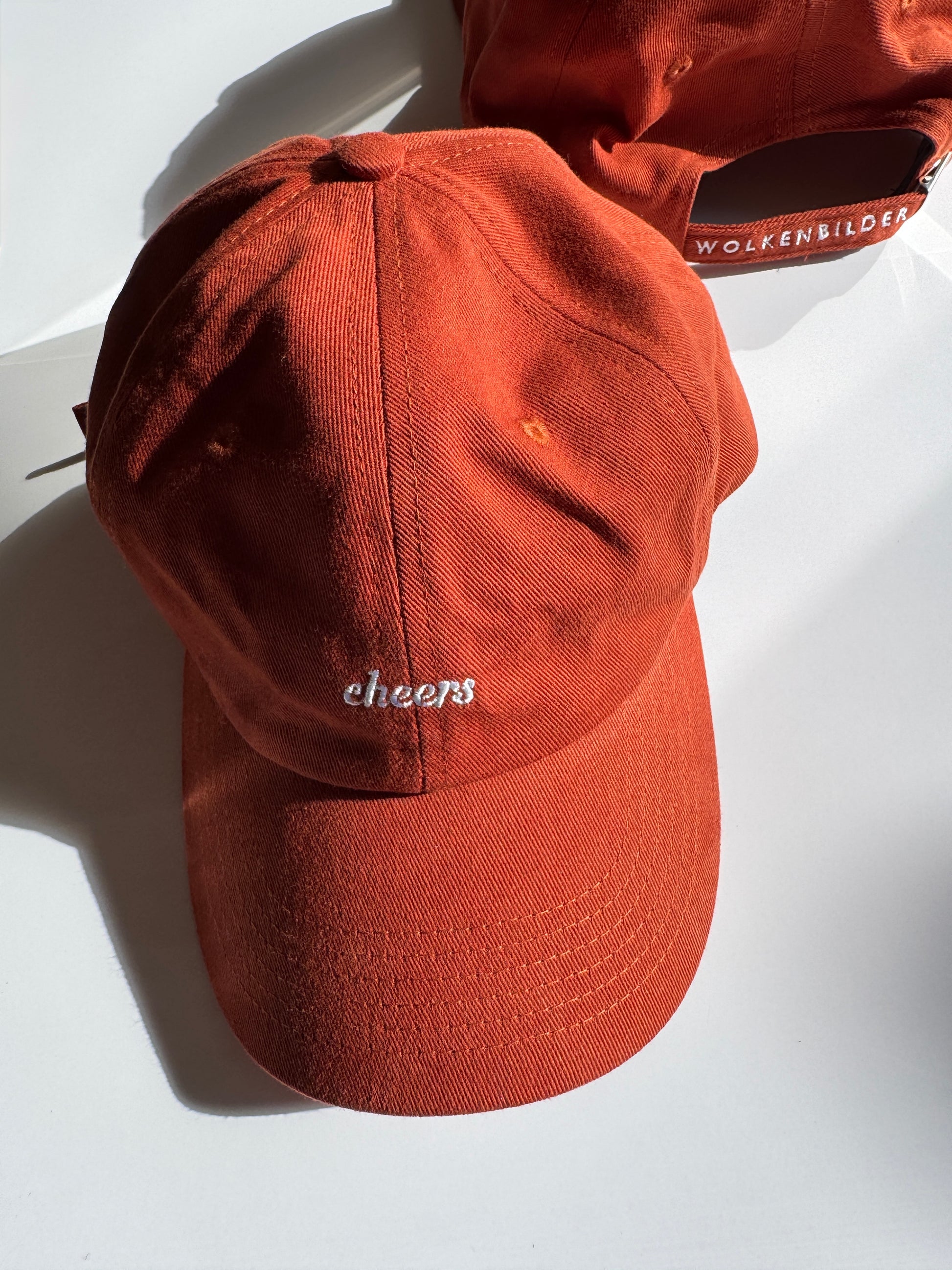 Cap "cheers" red