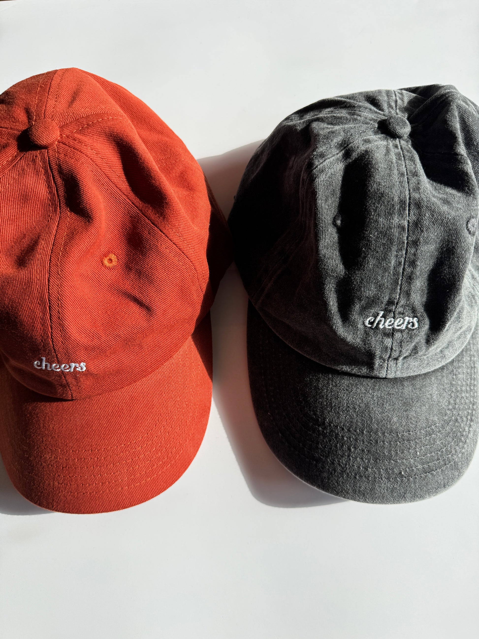 Cap "cheers" red