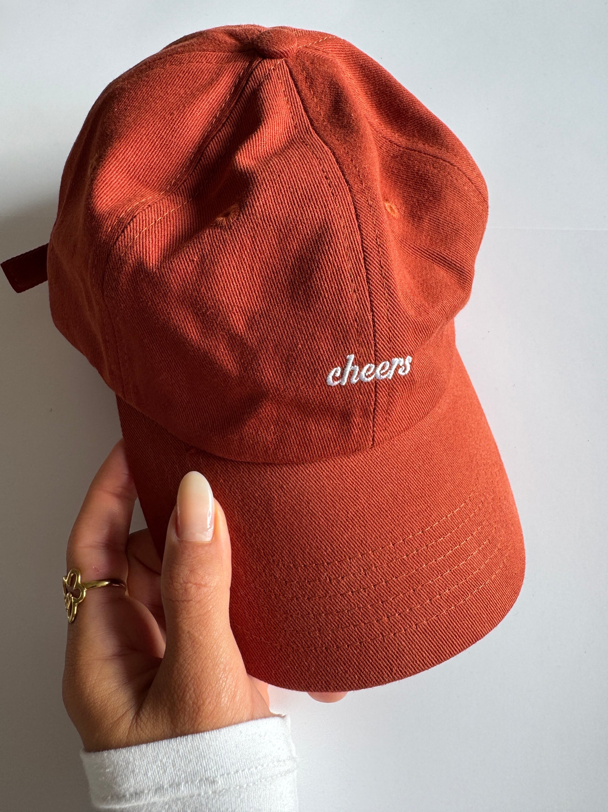 Cap "cheers" red