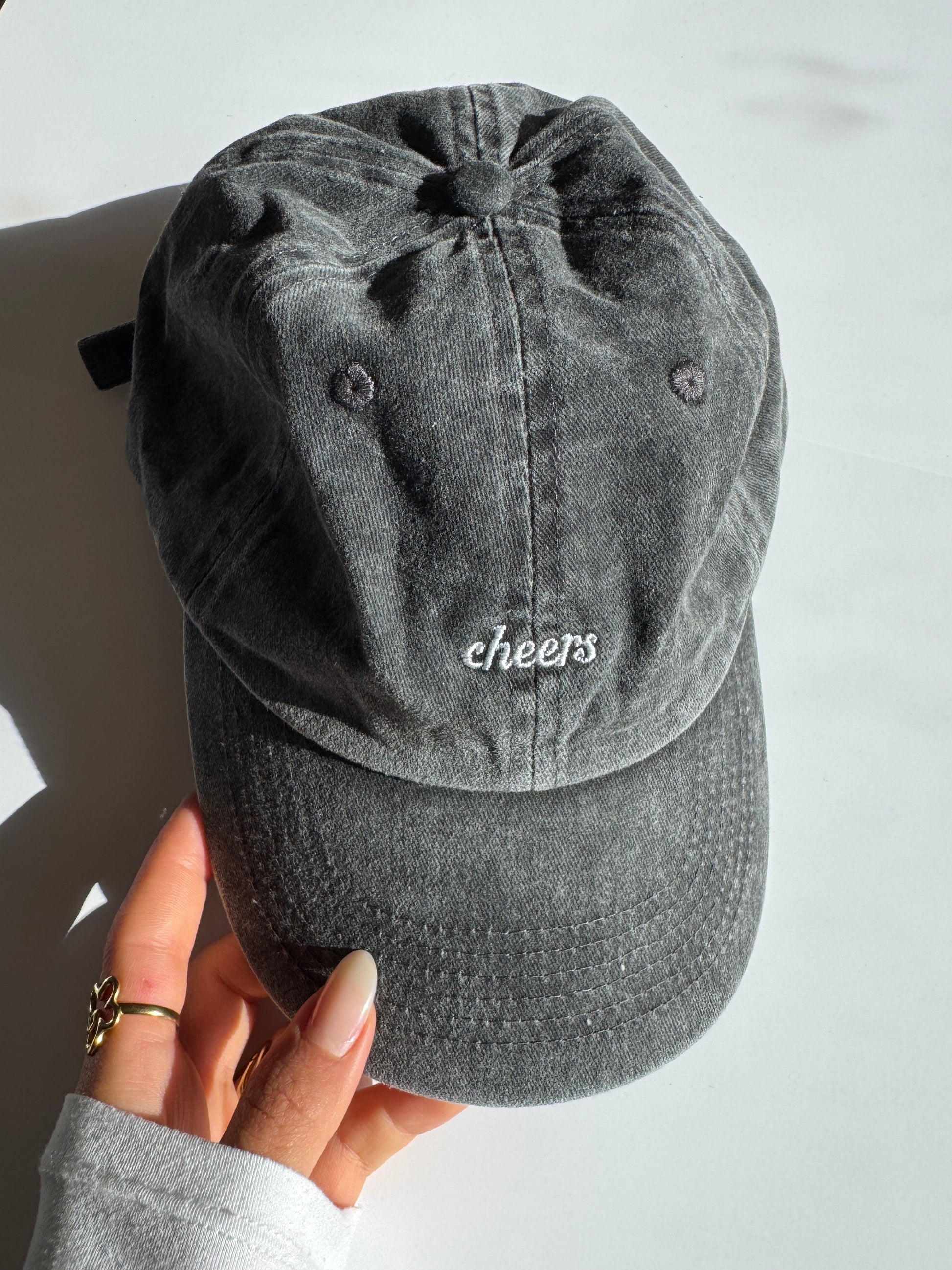 Cap "cheers" red