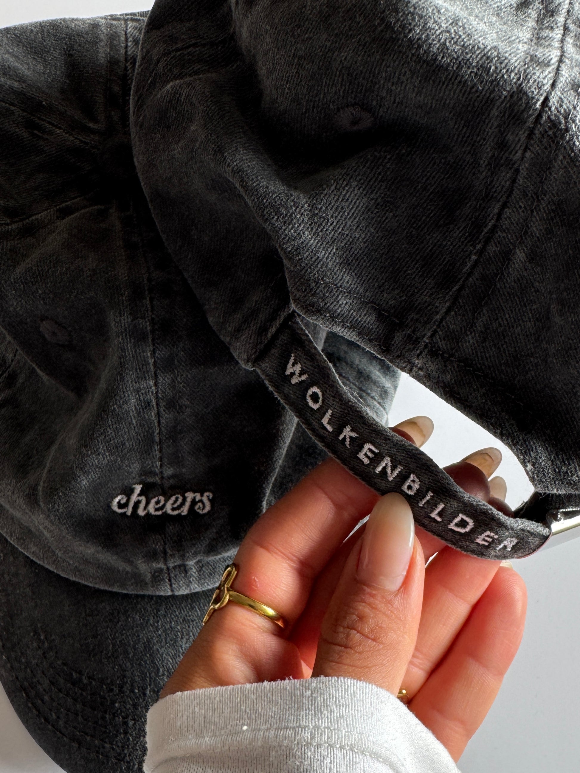 Cap "cheers" red