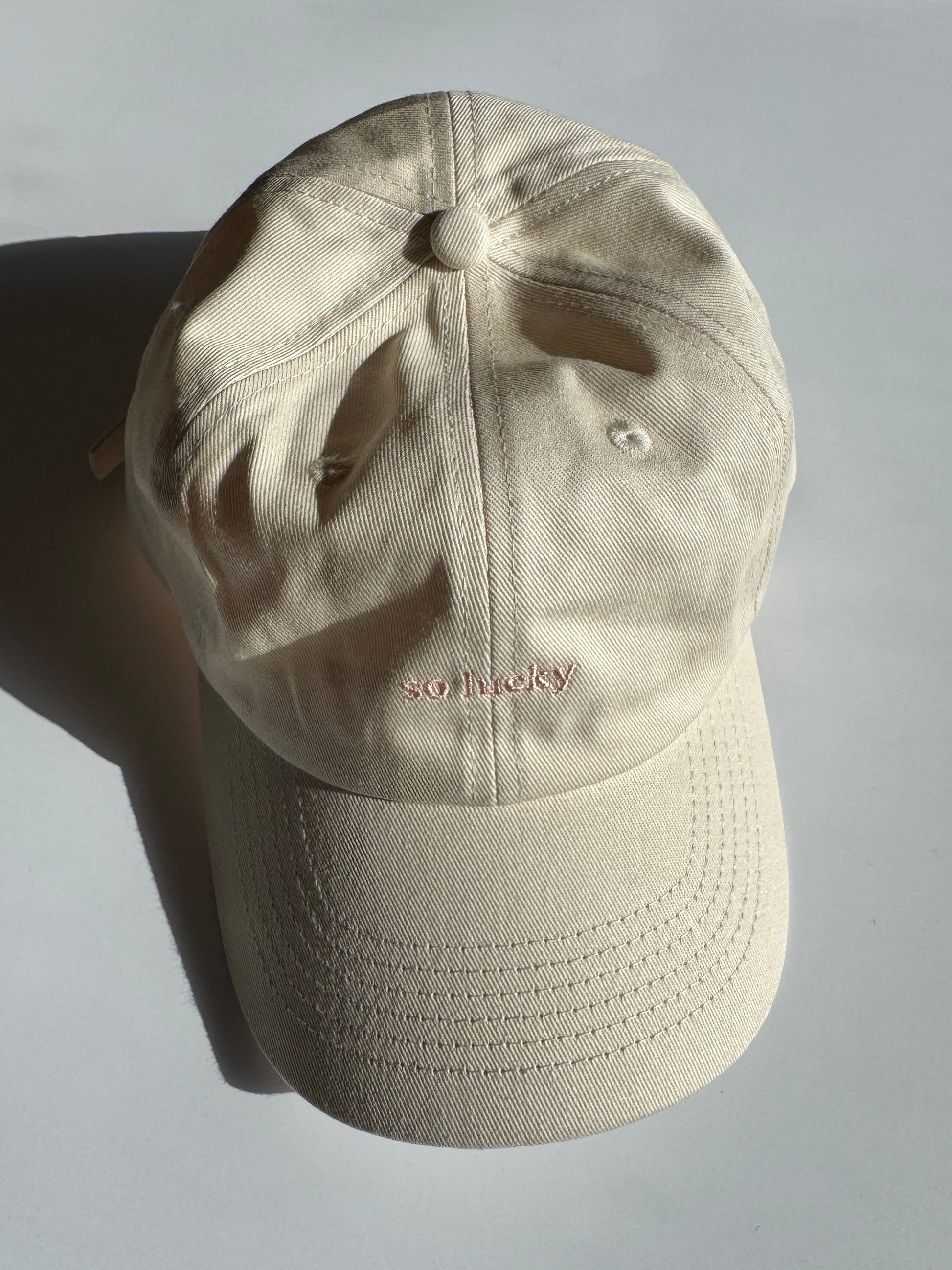 Cap "so lucky" creme