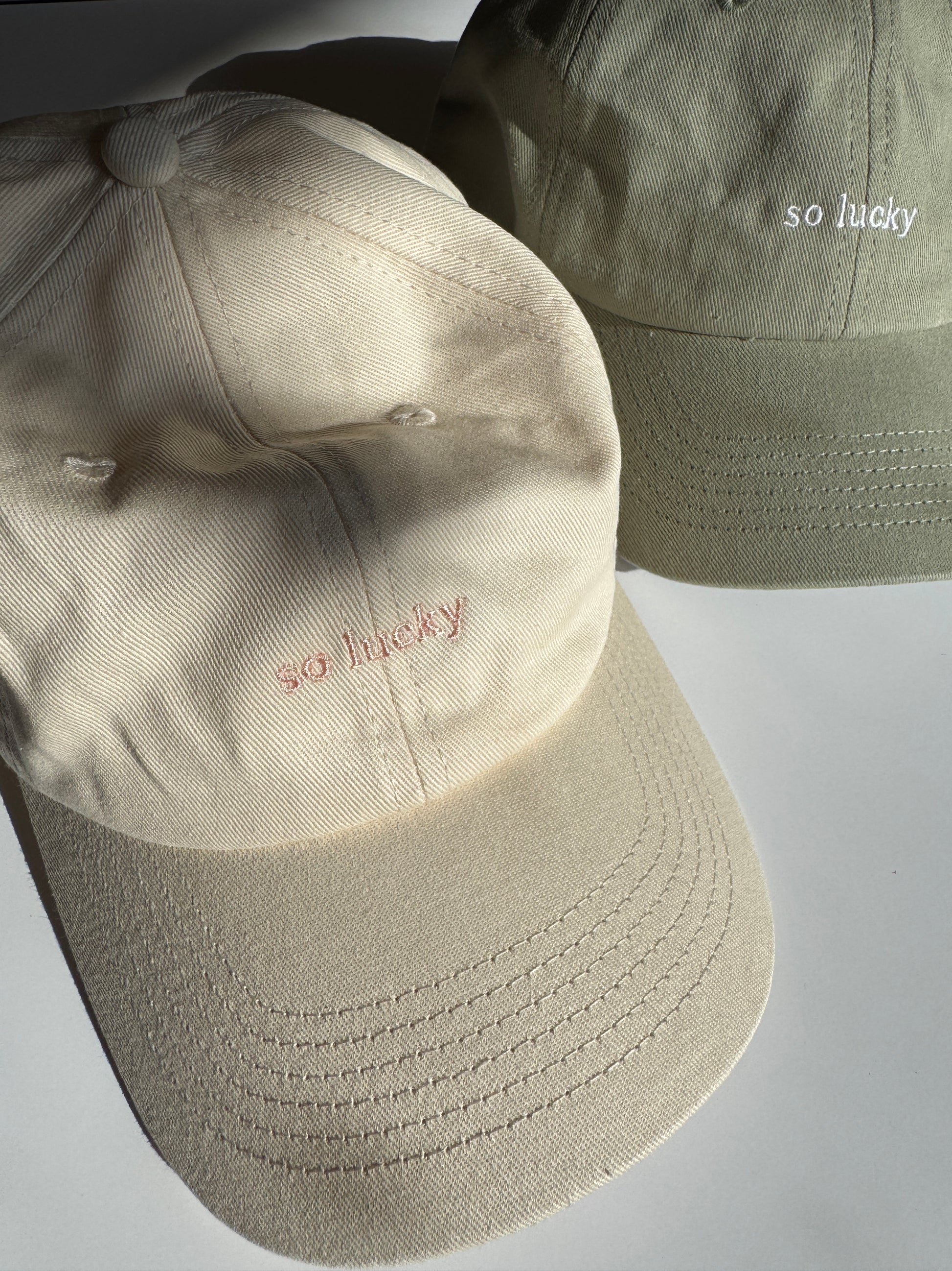 Cap "so lucky" creme