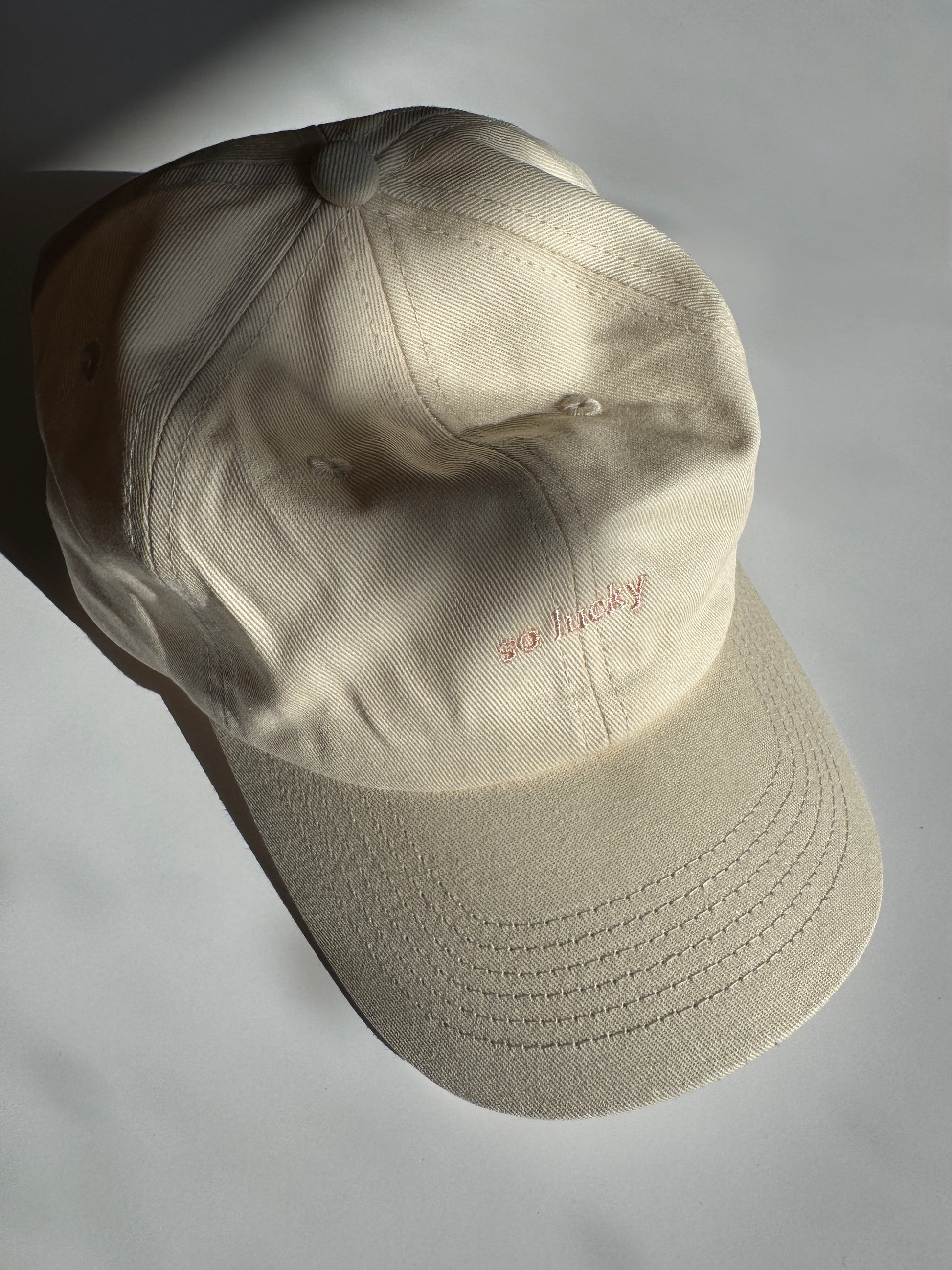 Cap "so lucky" creme