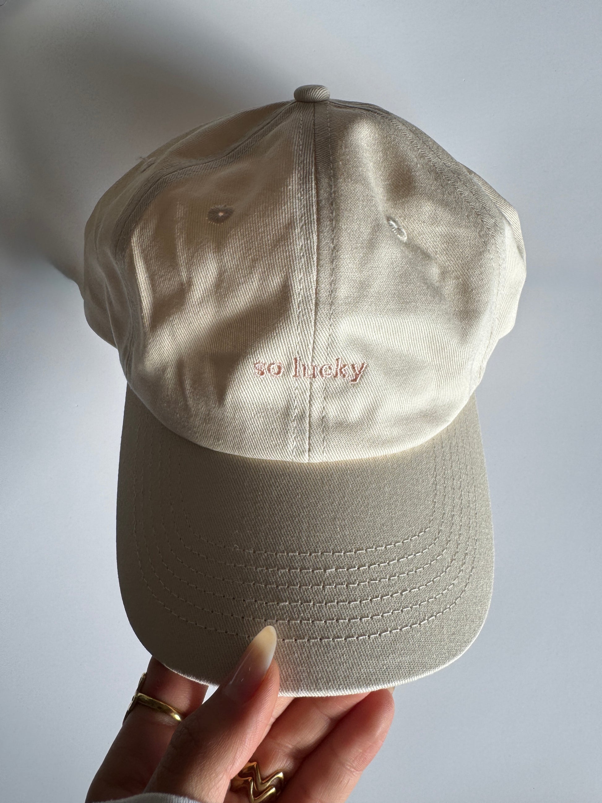 Cap "so lucky" creme