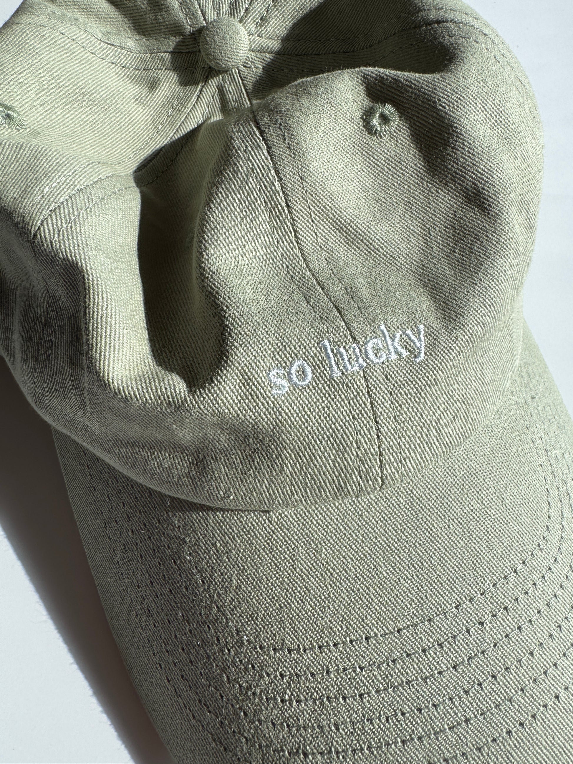 Cap "so lucky" creme