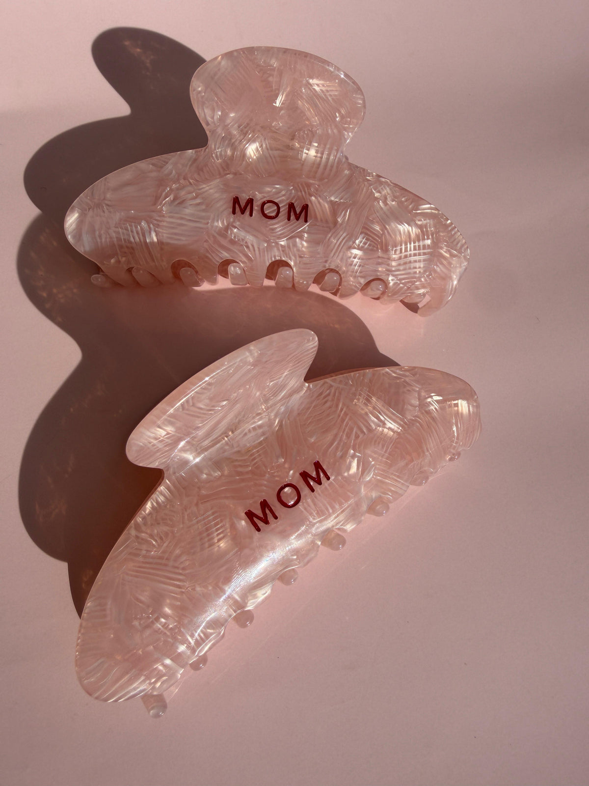 Marmorierte Haarklammer "MOM"
